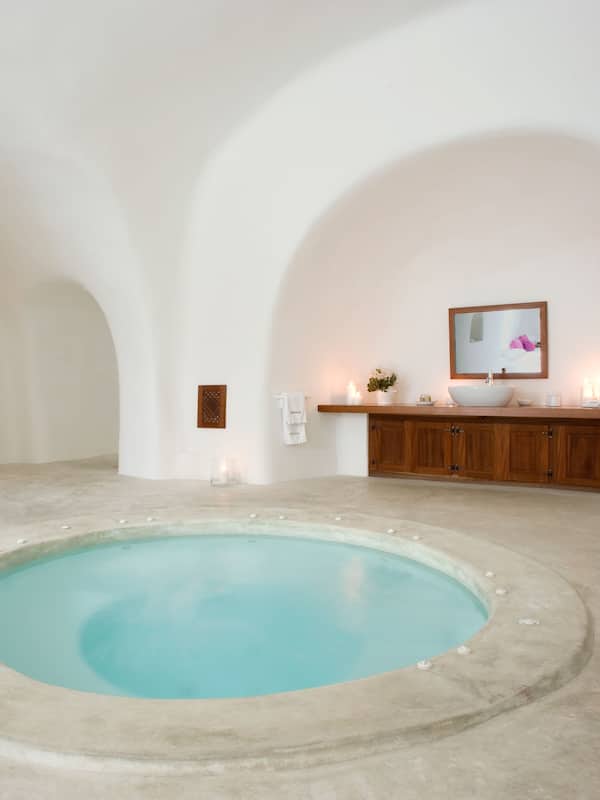 Perivolas Suite | Bathroom | Free toiletries, hair dryer, bathrobes, slippers