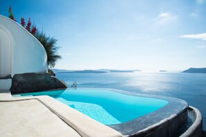 Deluxe Suite (with outdoor Private Pool) | Terrace/patio - Perivolas (Santorini)