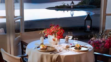 Petit déjeuner, déjeuner et dßner servis sur place, vue sur la piscine