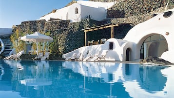 2 piscines extérieures, parasols de plage, chaises longues