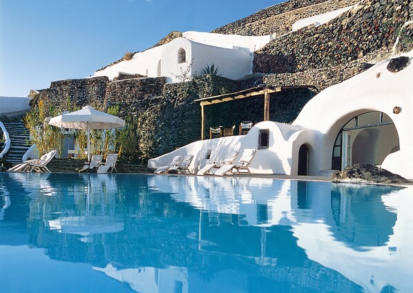 2 piscines extérieures, parasols, chaises longues