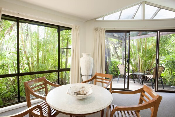 Una televisión de pantalla plana, un reproductor de DVD