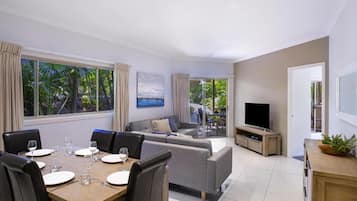 In-room safe, iron/ironing board, WiFi, bed sheets