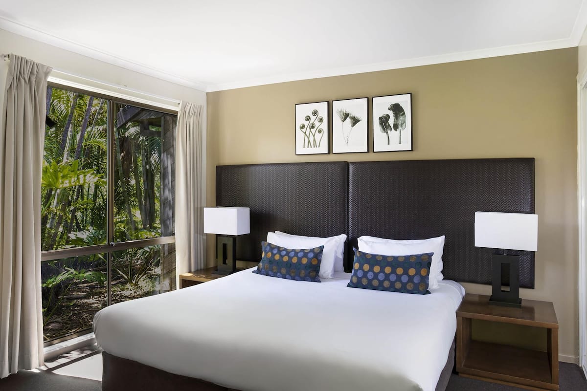 In-room safe, iron/ironing board, WiFi, bed sheets