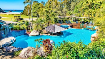 2 piscinas al aire libre, sombrillas, sillones reclinables de piscina