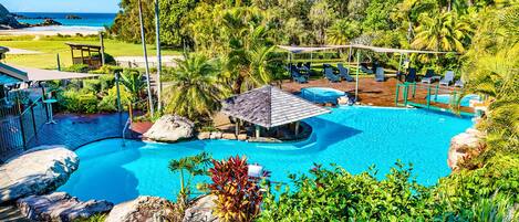 2 utomhuspooler, parasoller och solstolar