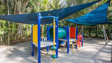 Zona de juegos infantil al aire libre