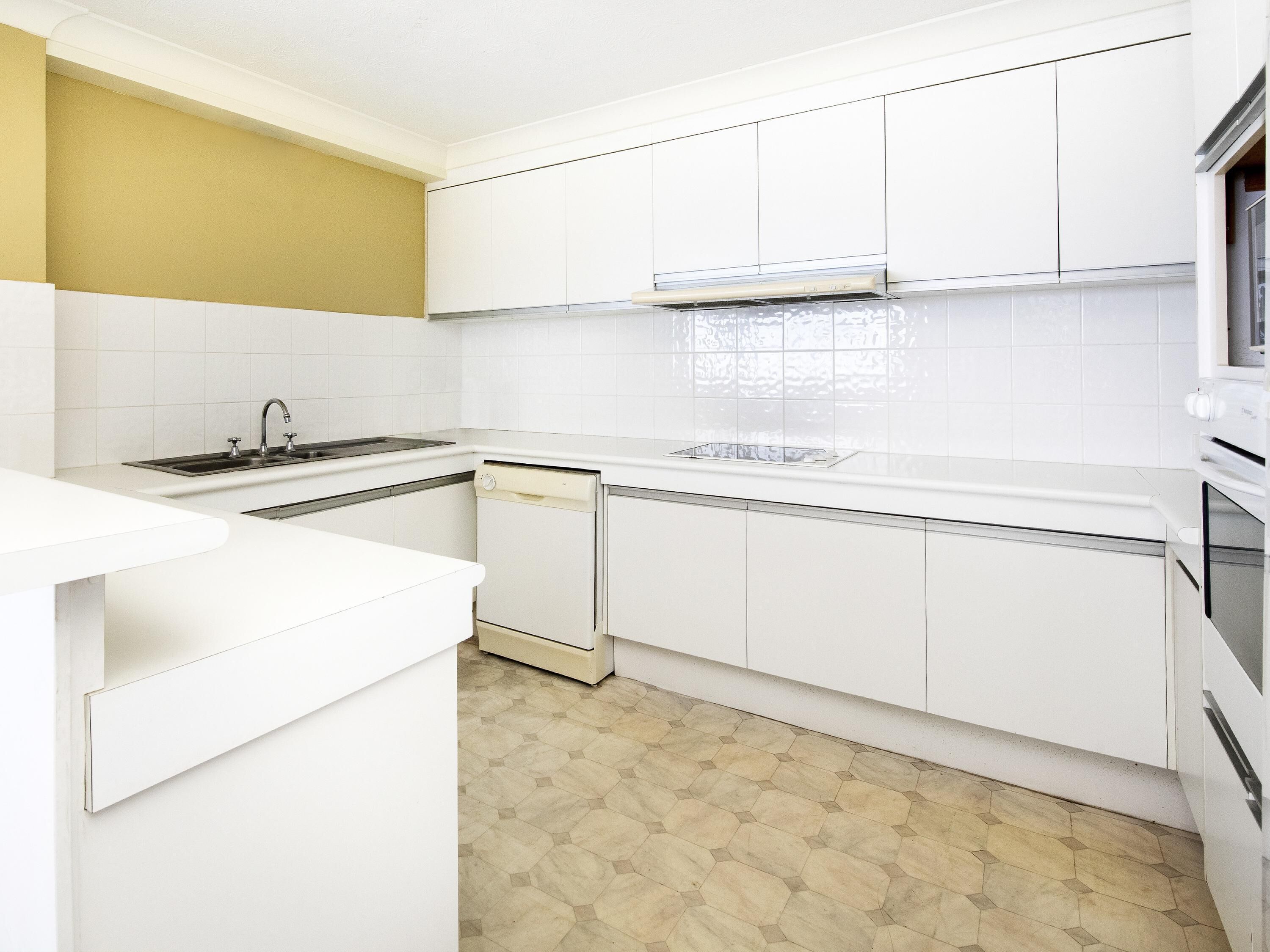 각각 다른 스타일의 인테리어, 각각 다르게 가구 비치, 다리미/다리미판, 유아용 침대