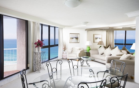 Refrigerador, microondas, placa de cocina, cafetera/tetera