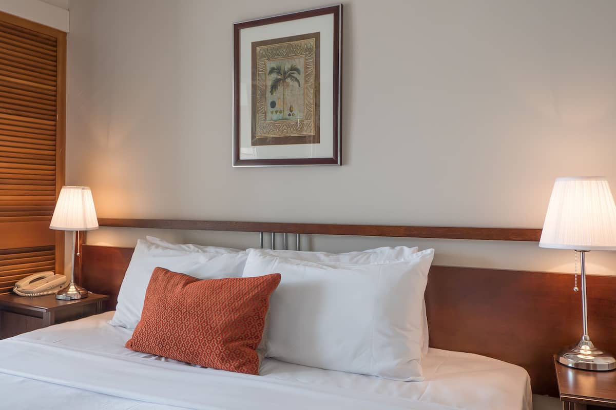 Studio, Jetted Tub (Renovated) | Premium bedding, cribs/infant beds, WiFi, bed sheets