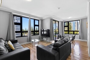 2 Bedroom Apartment | Wohnbereich | 45-Zoll-Fernseher mit Kabelempfang