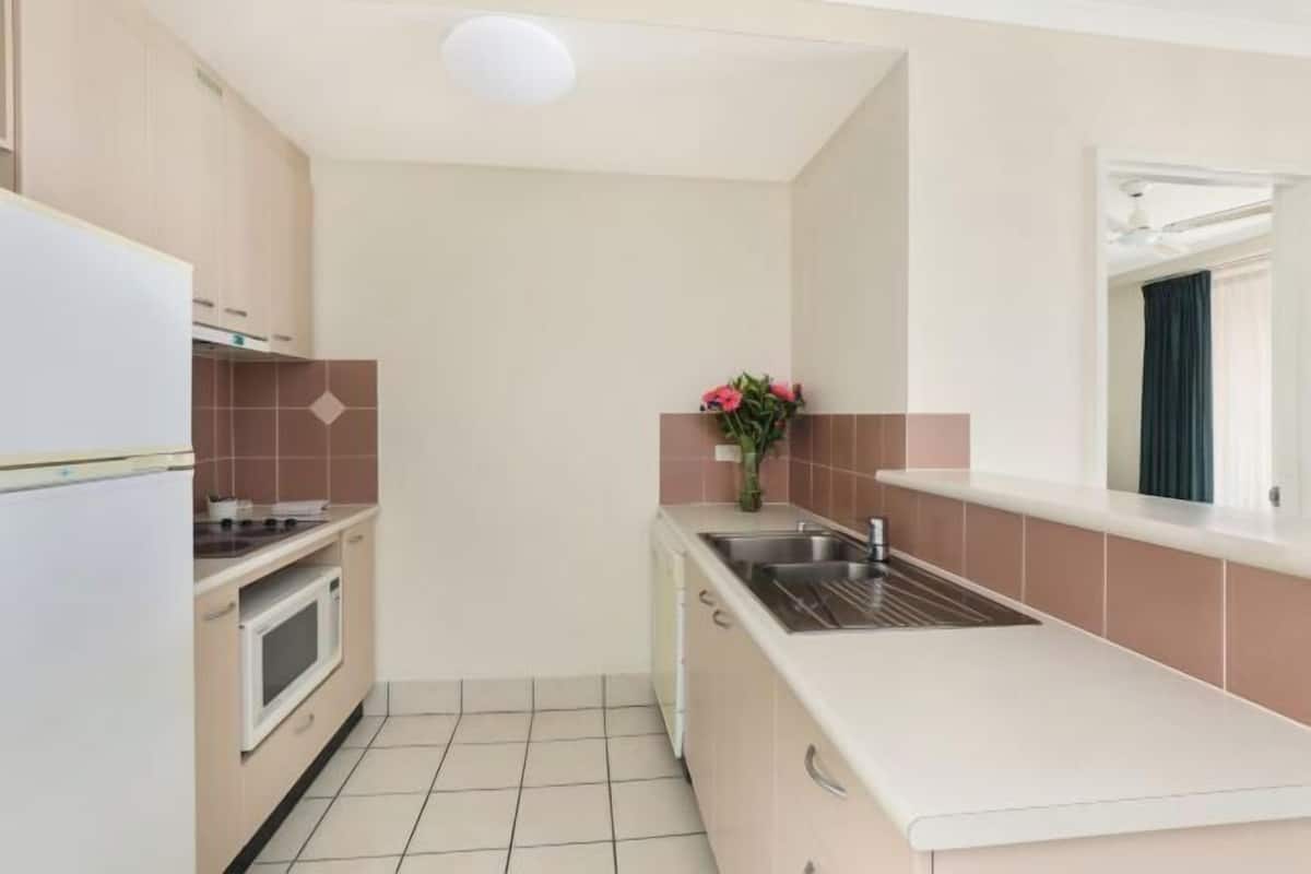 Cucina privata | Frigorifero con congelatore, microonde, piano cottura, lavastoviglie