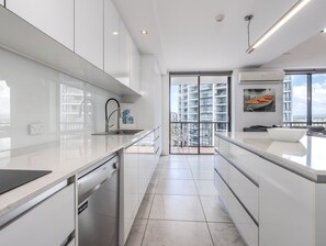 2 Bedroom Ocean View Sub-Penthouse | Eigene Küche | Großer Kühlschrank, Mikrowelle, Herdplatte, Geschirrspüler