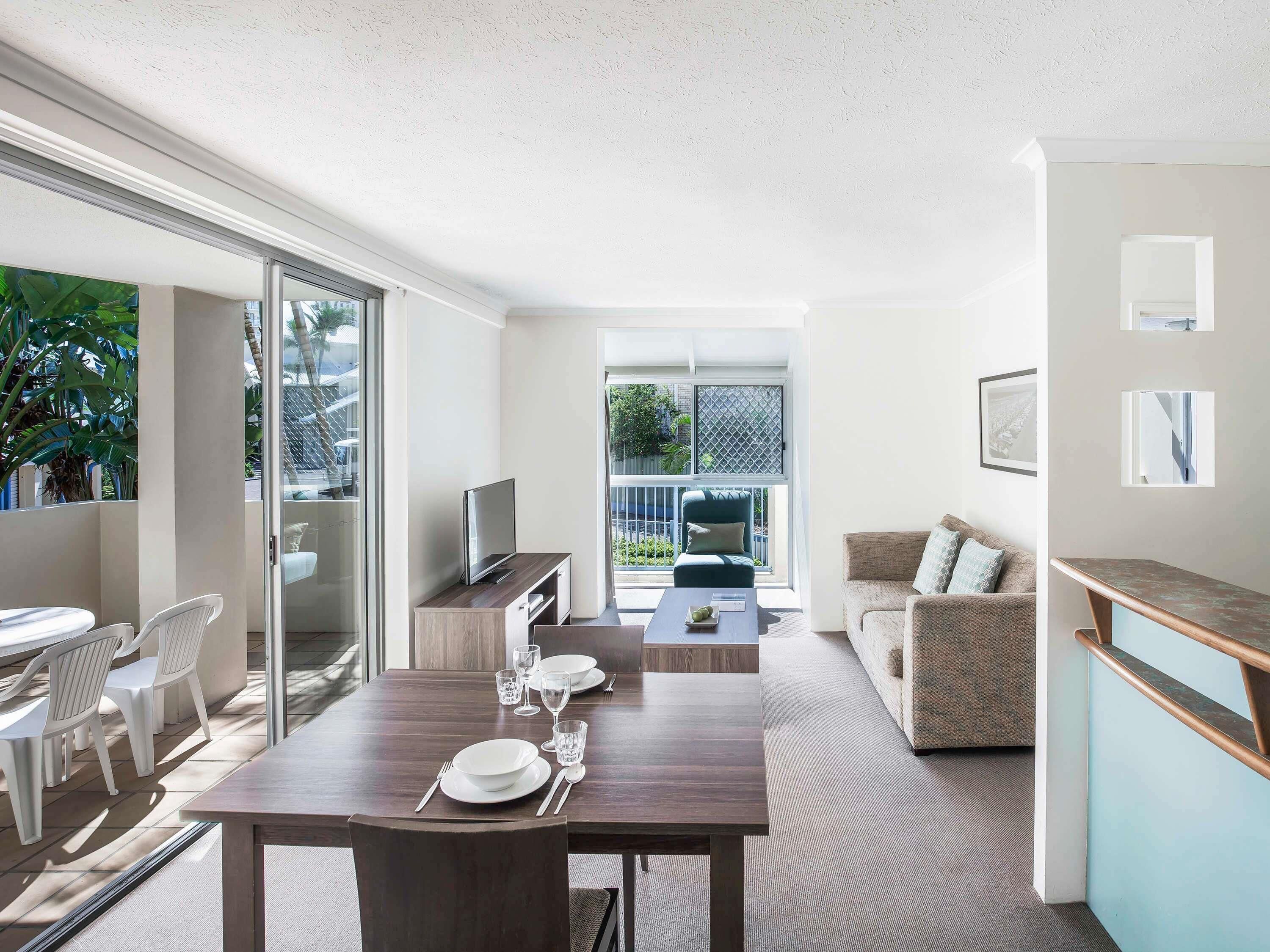 高級寝具、セーフティボックス (室内)、デスク、アイロン / アイロン台