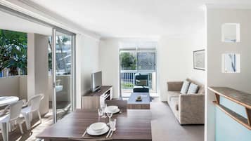 Ropa de cama de alta calidad y caja de seguridad en la habitación