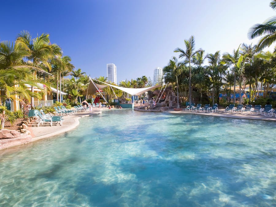 2 hồ bơi ngoài trời