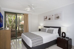 Premium bedding, in-room safe, desk, iron/ironing board - BreakFree Diamond Beach (Mermaid Beach)
