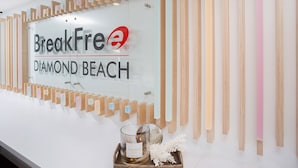 A wall with a sign reading "BreakFree® Diamond Beach". - BreakFree Diamond Beach (Mermaid Beach)