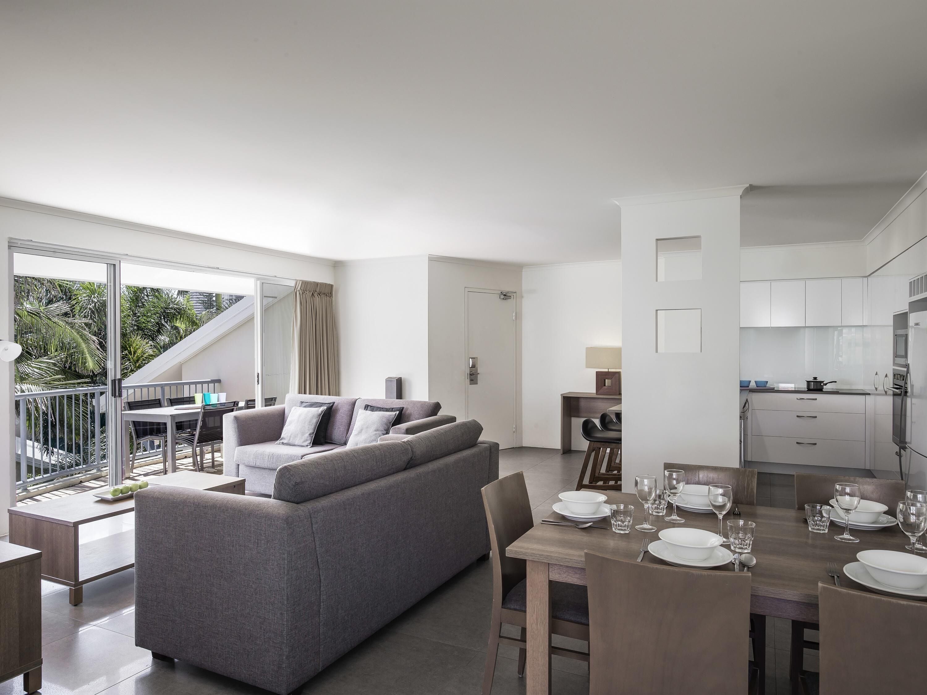Un appartement moderne comprenant un espace de vie, un coin repas et une cuisine.