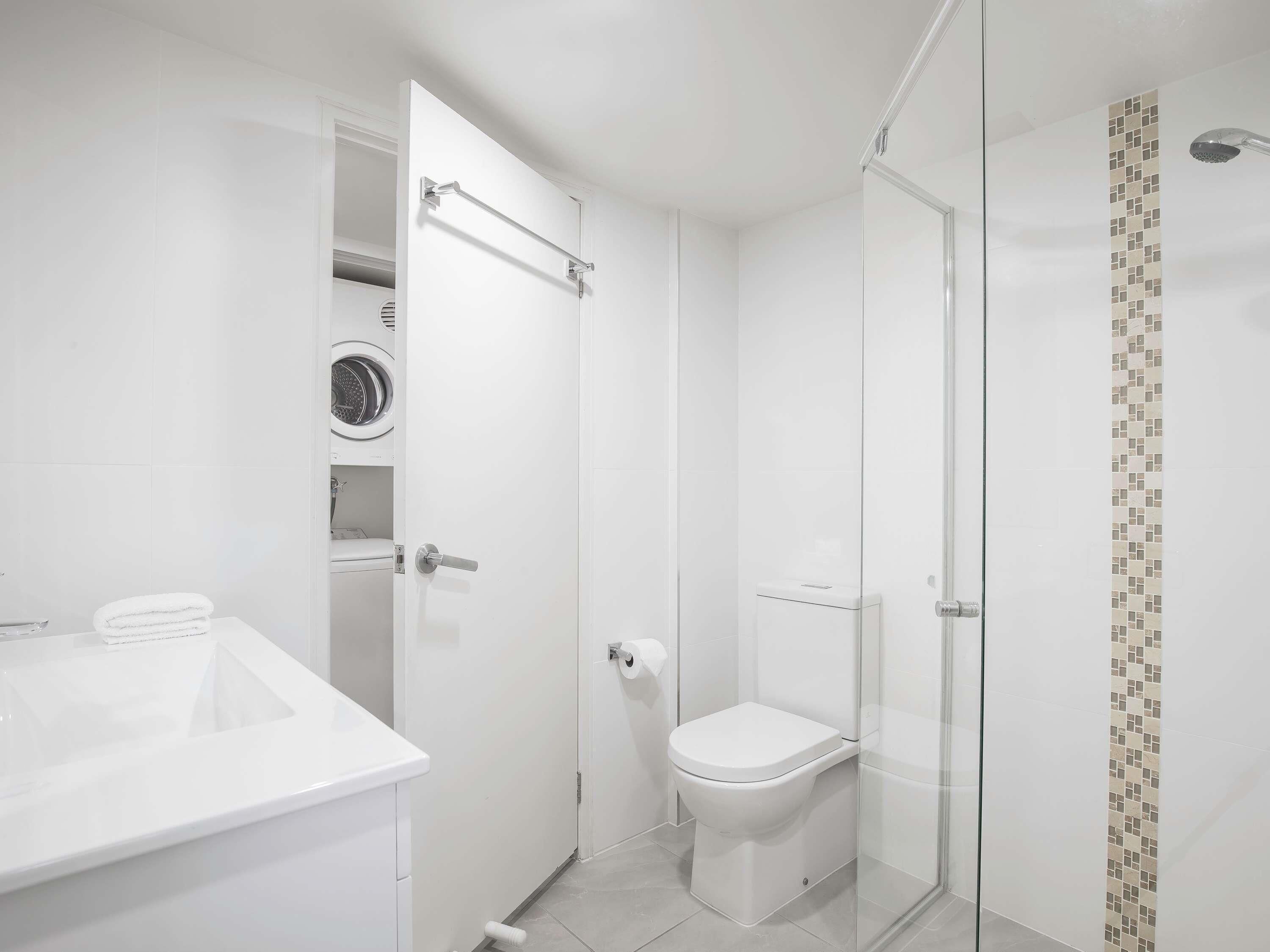 Hochwertige Bettwaren, Zimmersafe, Schreibtisch, Bügeleisen/Bügelbrett