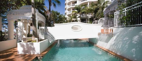 Inomhuspool, utomhuspool och solstolar