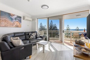 Leilighet – superior, 1 soverom, havutsikt | Oppholdsområde | Flatskjerm-TV og DVD-spiller