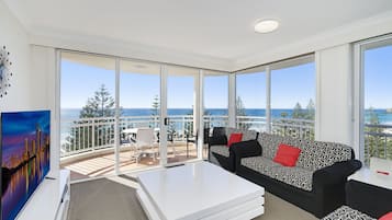 Huoneisto, 2 makuuhuonetta, valtamerinäköala (2 Bedroom Ocean View (No Air-Con)) | Oleskelualue | Taulutelevisio, DVD-soitin