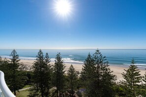 Appartement, 2 slaapkamers, uitzicht op oceaan (2 Bedroom Ocean View (No Air-Con)) | Uitzicht op strand/zee