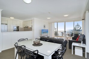 Apartamento, 2 quartos, vista para o oceano (2 Bedroom Ocean View (No Air-Con)) | Sala de jantar