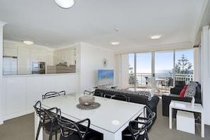 Căn hộ, 2 phòng ngủ, quang cảnh biển (2 Bedroom Ocean View (No Air-Con)) | Phòng ăn