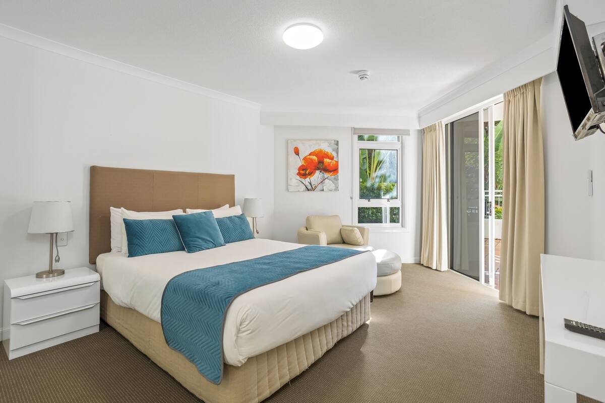 Apartamento, 2 habitaciones, vistas al jardín | Escritorio y espacio para trabajar con un portátil