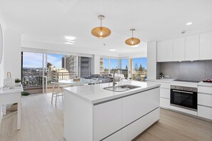 Departamento superior, 3 habitaciones, vista al océano | Cocina privada | Refrigerador con congelador, microondas, horno y parrilla de estufa 