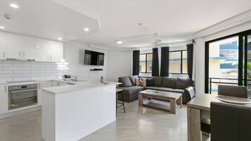 Full-size fridge, microwave, oven, stovetop