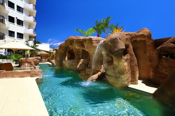 Una piscina al aire libre