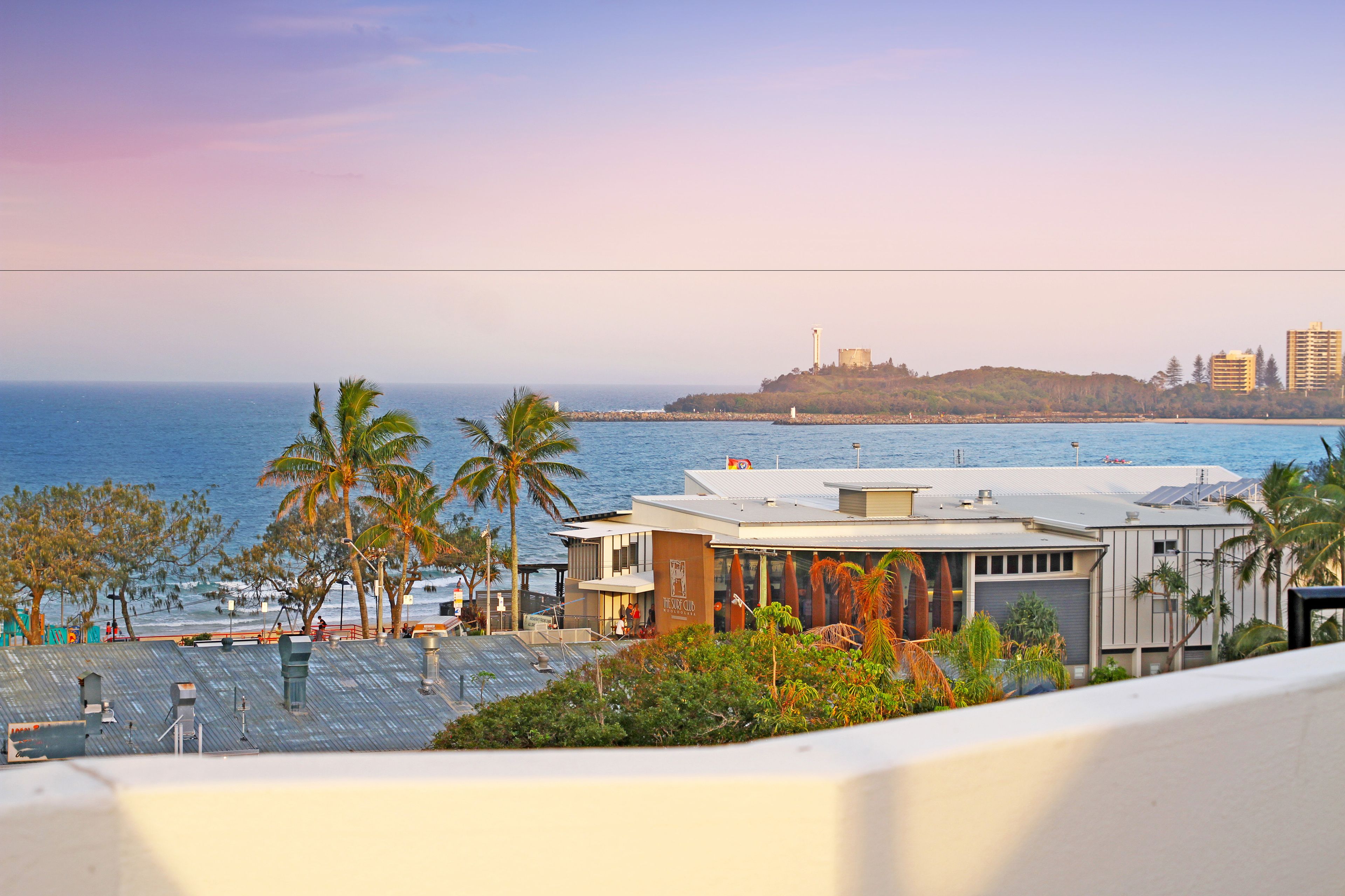 Une vue sur la côte, avec un bâtiment abritant un restaurant appelé « The Fish Club ».