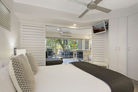 Ropa de cama de alta calidad y muebles diferentes . Mantra French Quarter Noosa