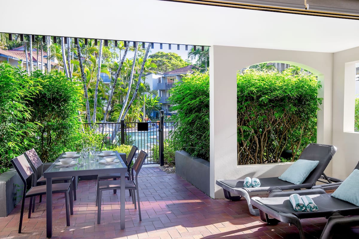 Deluxe-Apartment, 2 Schlafzimmer, Poolseite | Terrasse/Patio