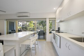 Departamento Deluxe, 2 habitaciones, junto a la alberca | Cocina privada | Refrigerador, microondas, parrilla de estufa y cafetera y tetera 