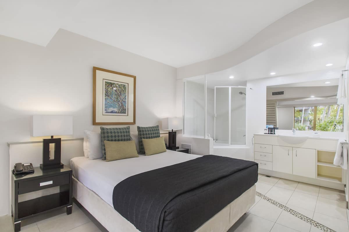 Luxe beddengoed, een strijkplank/strijkijzer, babybedden (toeslag)