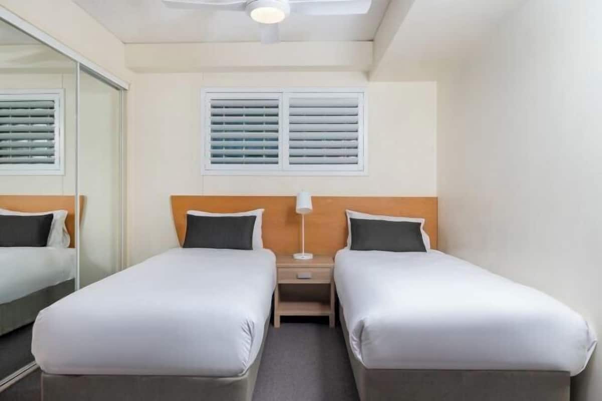 2 slaapkamers, een strijkplank/strijkijzer, babybedden, extra bedden