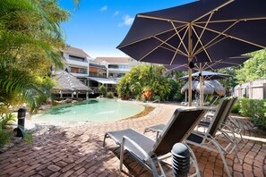 2 piscines extérieures, parasols de plage, chaises longues