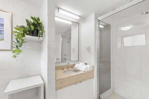 Apartamento estándar, 2 habitaciones | Baño | Ducha