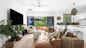 Deluxe Apartment | Living area | TV