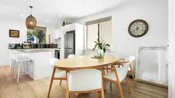 Deluxe Apartment | In-room dining