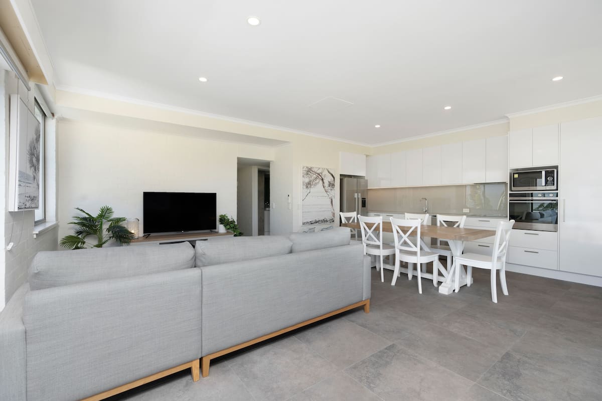 Appartement Supérieur, 2 chambres | Coin séjour | Télévision
