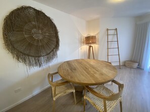Appartement, 1 chambre, au bord de la piscine | Repas dans la chambre