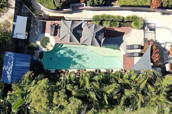 Una piscina al aire libre, tumbonas