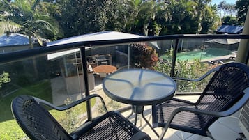 Studio, en bord de piscine | Vue depuis le balcon