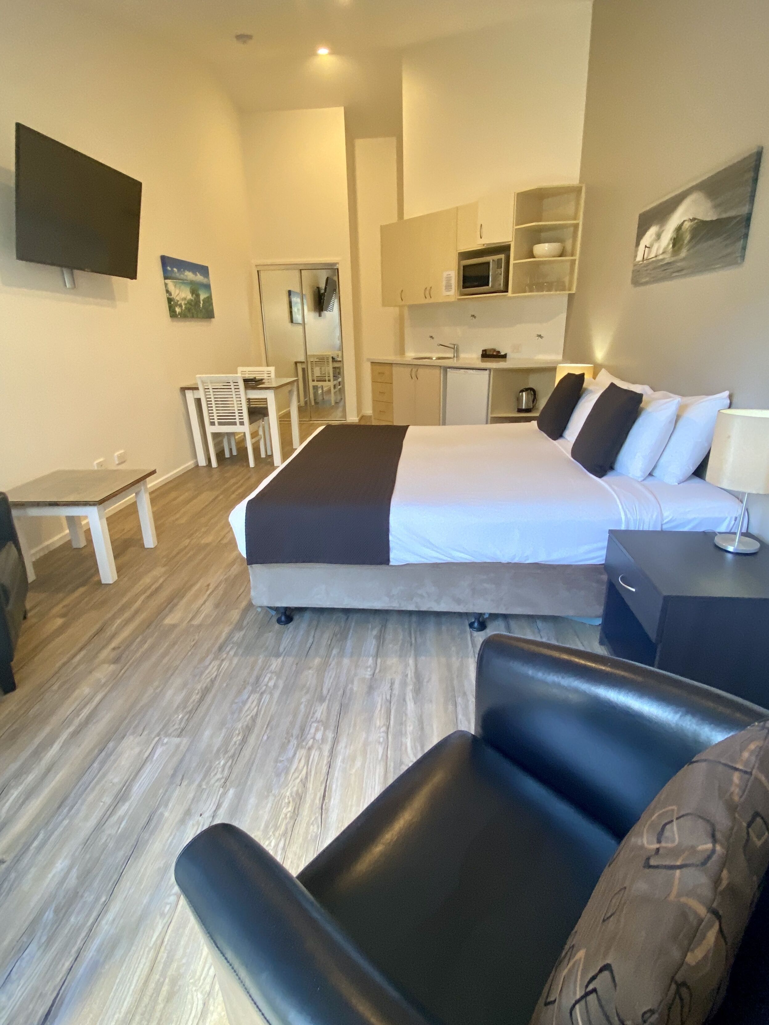 Tabla de planchar con plancha, wifi gratis y ropa de cama 