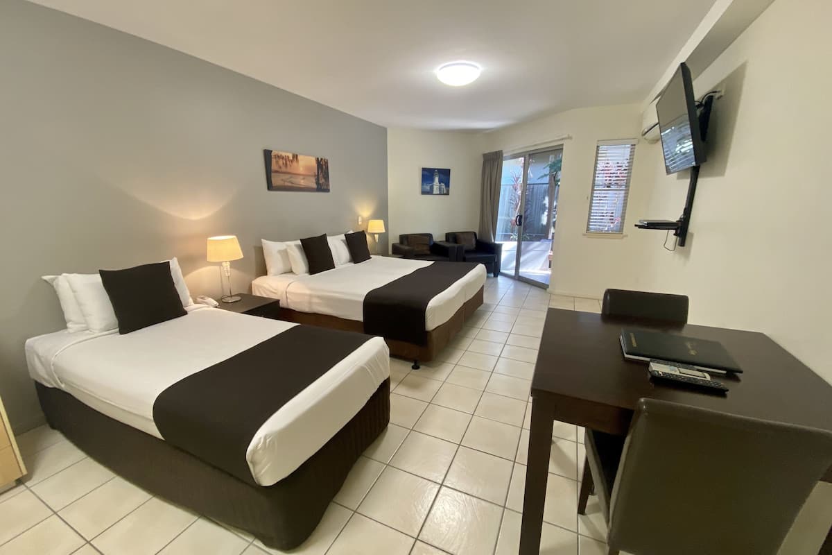King Twin Studio | Iron/ironing board, WiFi (free), individually furnished, bed sheets